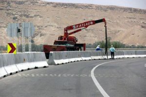 نصب نیوجرسی در گردنه قوشچی ارومیه با توجه به پهنای جاده استمرار می‌یابد